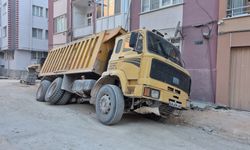 Eskişehir'de Yol Çöktü: Yüklü Kamyon Oluşan Çukura Düştü