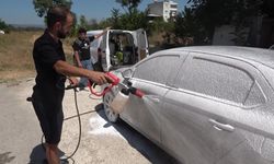 Sokakta Kirli Araçları Ücretsiz Yıkıyor