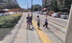 Tramvayın Arkasına Asılan Çocukların Tehlikeli Yolculuğu