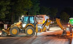 Büyükşehir Ekipleri Erenköy’de Gece Boyunca Asfalt Serdi
