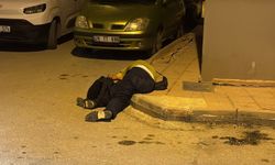 Eskişehir’de Kaldırımda Sızan Şahsın Telefonu Çalmaya Devam Etti
