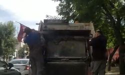 Odunpazarı’nda Çöpün Yanında Buldukları Türk Bayrağını Temizleyip Kamyona Astılar
