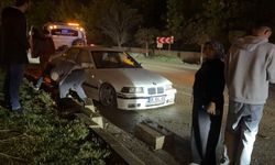 Otomobil refüjü aşıp karşı şeride geçti