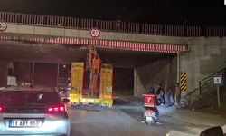 Üst Geçide Sıkışan Tır Trafiği Kilitledi