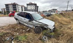 Park halindeki araca çarpıp kaçan sürücü aranıyor