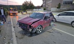 Aydınlatma Direğine Çarpan Otomobilin Sürücüsü Yaralandı