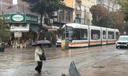 Eskişehir’de Aniden Bastıran Sağanak Hayatı Olumsuz Etkiledi