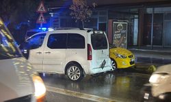 Eskişehir'de kayganlaşan yolda kaza: Taksi ile panelvan çarpıştı, 3 yaralı