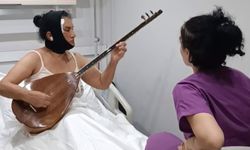 Yüz Germe Ameliyatı Sonrası Hastanede Saz Çaldı