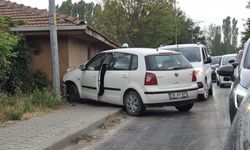 Eskişehir'de Kontrolden Çıkan Otomobil Duvara Çarptı