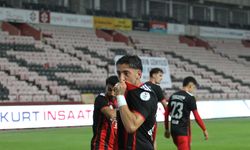 Golünü attı, armayı öptü