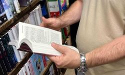 Kitap Okuyana Para Ödülü Veriliyor