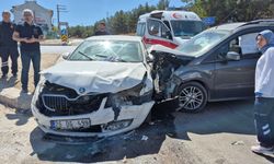 İki Araç Çarpıştı: 3'ü Çocuk 7 Kişi Yaralandı