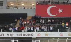 Yöneticiler tribünden destek verdi