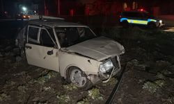 Polisten Kaçarken Dehşet Saçtı: Elektrik Direğine Çarpan Araç Tarlaya Uçtu, Mahalle Elektriksiz Kaldı!