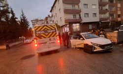 Servis Minibüsü ile Otomobil Çarpıştı: Yaralılar Var