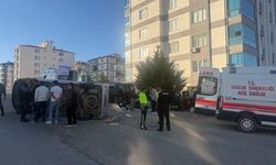 Otomobil ile Minibüs Çarpıştı: Yan Yatan Araçtaki 5 Kişi Yaralandı