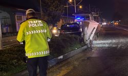 Eskişehir'de Facianın Eşiğinden Dönüldü: Otomobil Tramvay Durağına Girdi!
