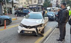 Otomobiller Çarpıştı, Tramvay Seferleri Durdu!