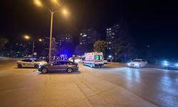 Atatürk Bulvarı’nda feci kaza: Çarpışan otomobil yan yattı, yaralılar var!
