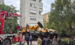 Kadıköy'de inşaat faciasından dönüldü: Vinç 11 katlı binaya çarparak devrildi!
