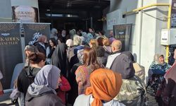 Eskişehir’de Kutsal Emanet Yoğunluğu: Görebilmek İçin Metrelerce Kuyrukta Saatlerce Beklediler!