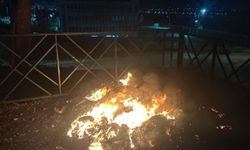 Eskişehirde Parkta Traktör Lastiği Yakan Gençler Kaçtı