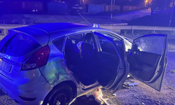 Bilecik'te Otomobil Bariyerlere Çarptı: Kazada 5 Kişi Yaralandı
