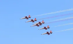 Türk Yıldızları'nın Gösterisini Binlerce Kişi İzledi