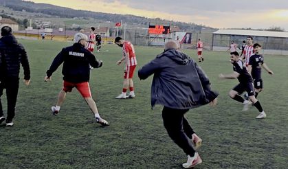 Maç sonunda saha içi bir anda ringe döndü