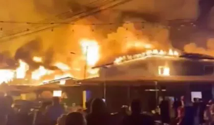 Malezya Sabah eyaletinde yüzen kasabada büyük yangın