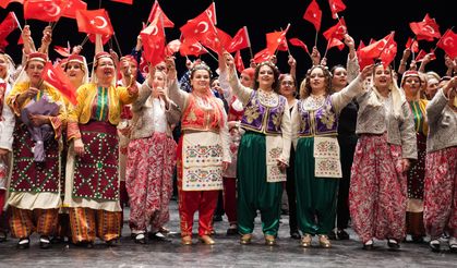 Tepebaşı Halk Dansları Topluluğu'ndan Muhteşem Gösteri