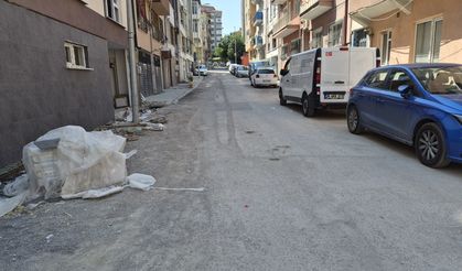 Kurtuluş Mahallesi'ndeki Bozuk Yollar Sürücüleri Zorluyor