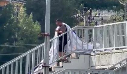 Zonguldak’ta Erdoğan Pankartını Söktü, Tutuklandı