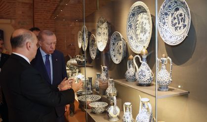 Topkapı Sarayı Darphane-i Amire Müzeleri’ni Gezen Cumhurbaşkanı Erdoğan Eserleri İnceledi
