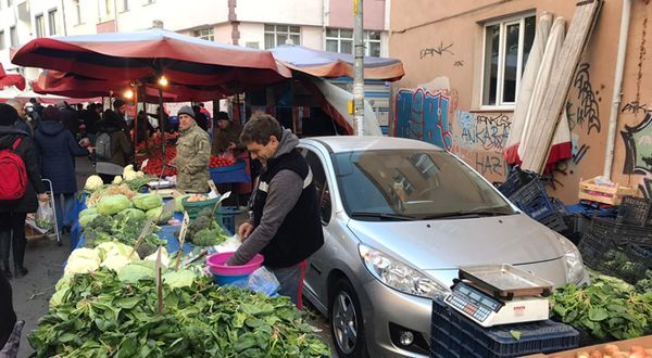 Pazarcı esnafının başı arabalarla dertte
