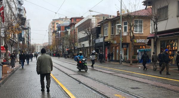 Yaya yolunda çarpılmaktan son anda kurtuldu, isyan etti