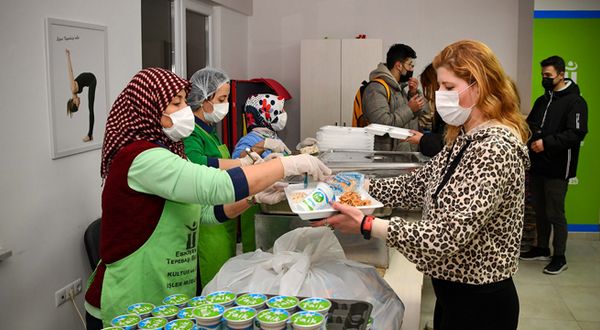 Üniversitelilere ücretsiz yemek hizmeti 3 noktada devam ediyor