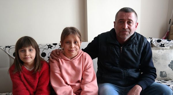 Kızlarına hem anne hem baba oldu