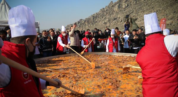 Dövme Sucuk Festivali’nde dünyanın en büyük sucuklu yumurtası