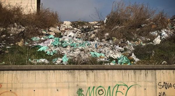 Yol kenarındaki çöpler kirliliğine neden oluyor