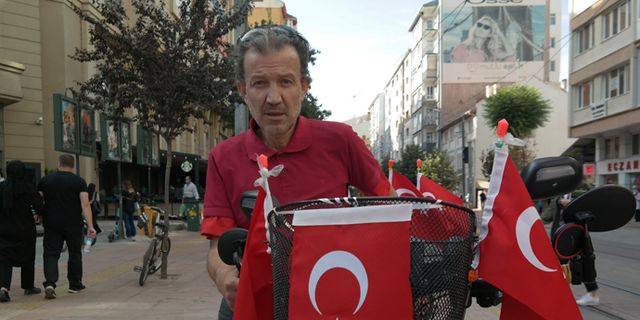 Çocukluğundan beri bisikletini Türk bayraklarıyla süslüyor