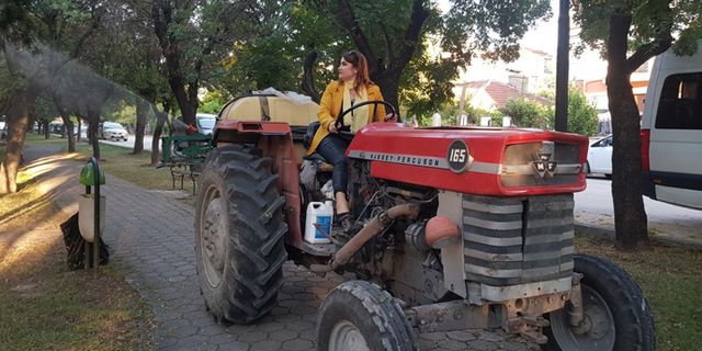 Kadın muhtar traktöre binip mahallesini ilaçladı