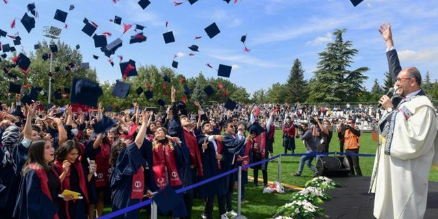 Anadolu Üniversitesi'nde mezuniyet coşkusu