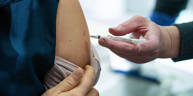 Sağlık çalışanlarına en önemli destek aşı olmaktan geçiyor