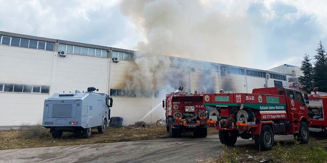 Organize sanayideki fabrika yangını söndürülmeye çalışılıyor