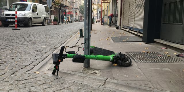 Kaldırımı işgal eden scooterlardan vatandaş dertli