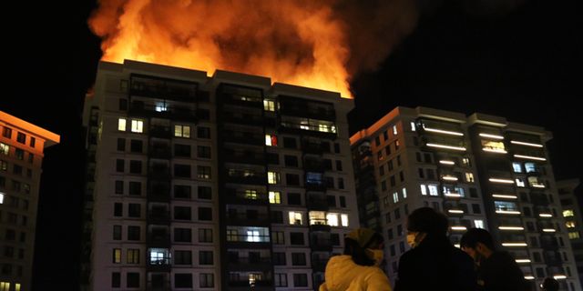 Eskişehir'de 66 dairelik apartmanın çatısı alevler içinde kaldı