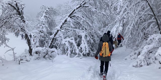 Doğa tutkunları karlı havada bin 450 metreye çıktı