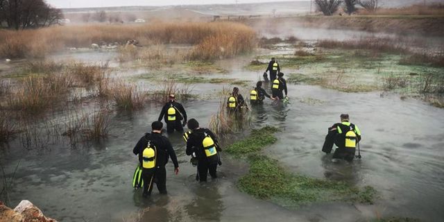 Dışarda olanlar üşürken suya dalanlar ısınıyor